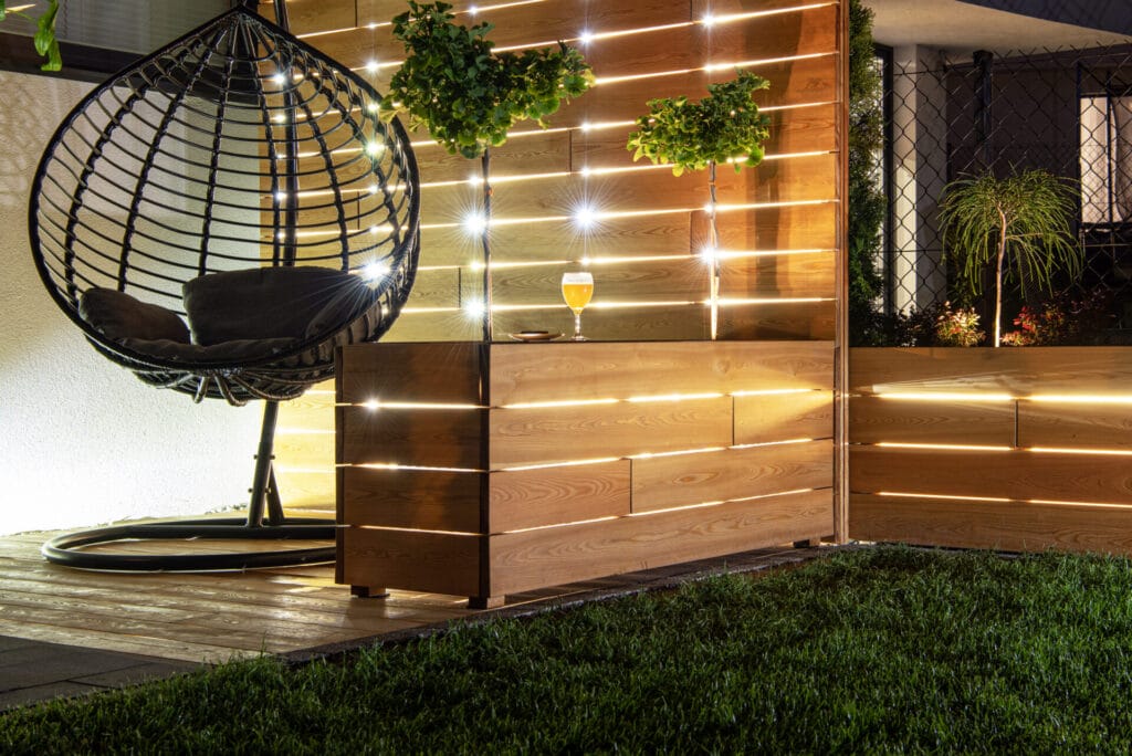 horizontal-wood-panels-cozy-patio
