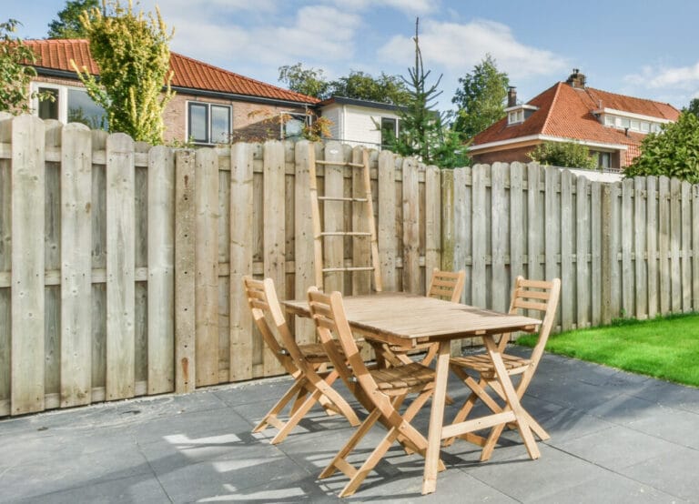 curved-wood-fencing-patio