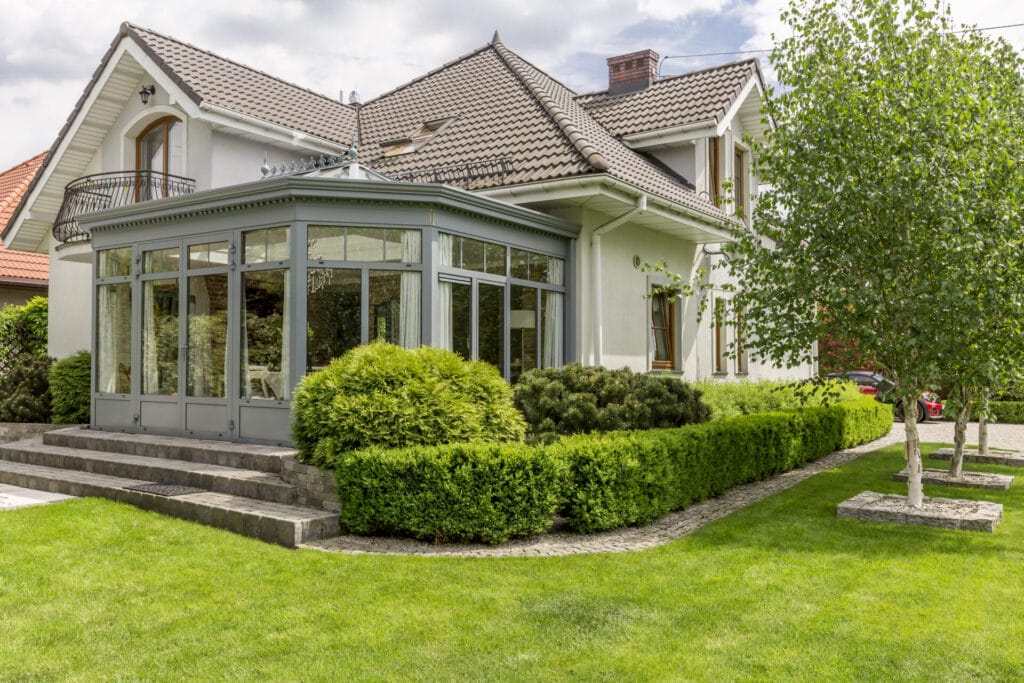 edged-shrubs-front-yard
