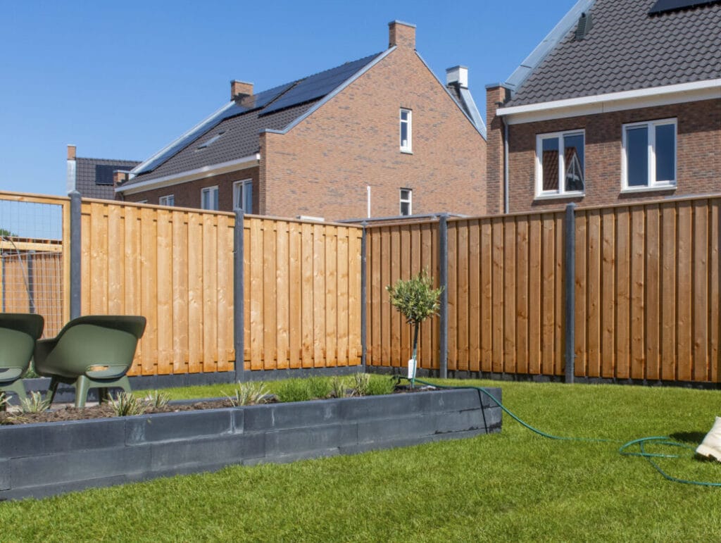 steel-frame-wood-combination-fencing