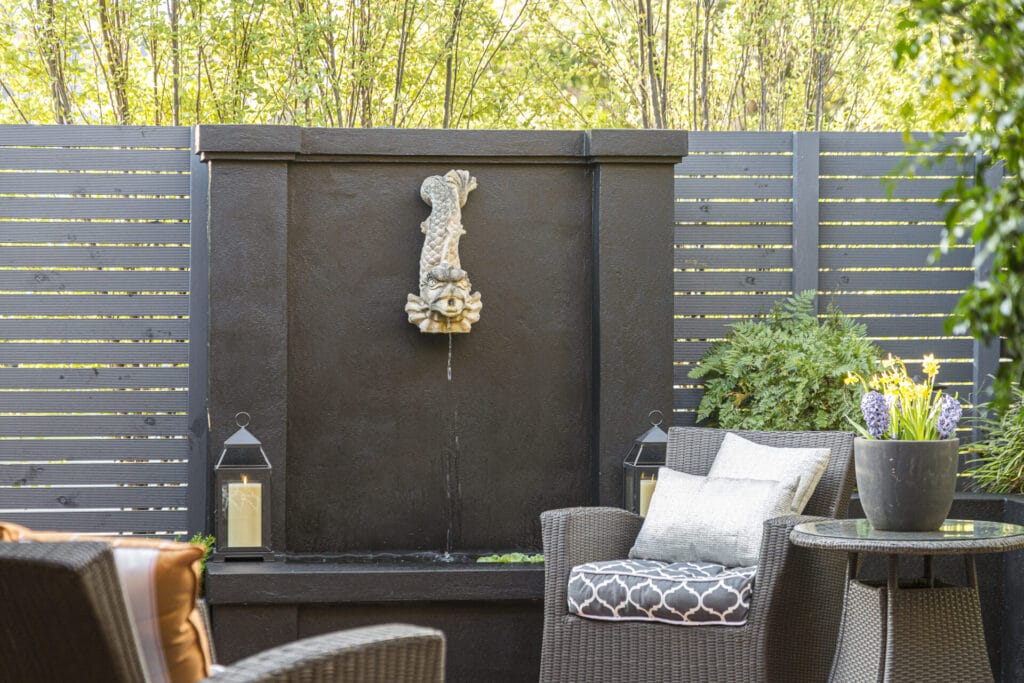 slatted-screeninf-fence-patio-water-feature