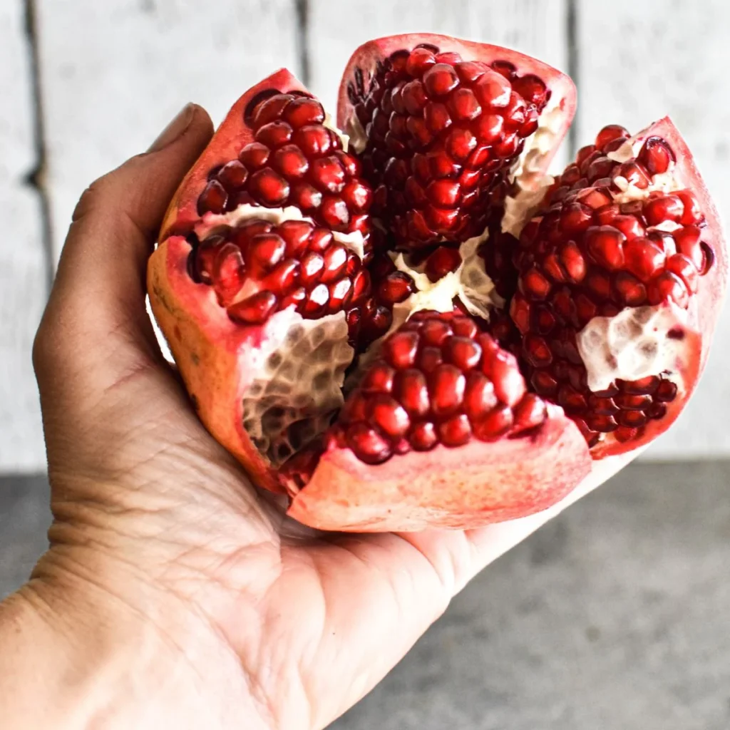 how to cut a pomegranate 1