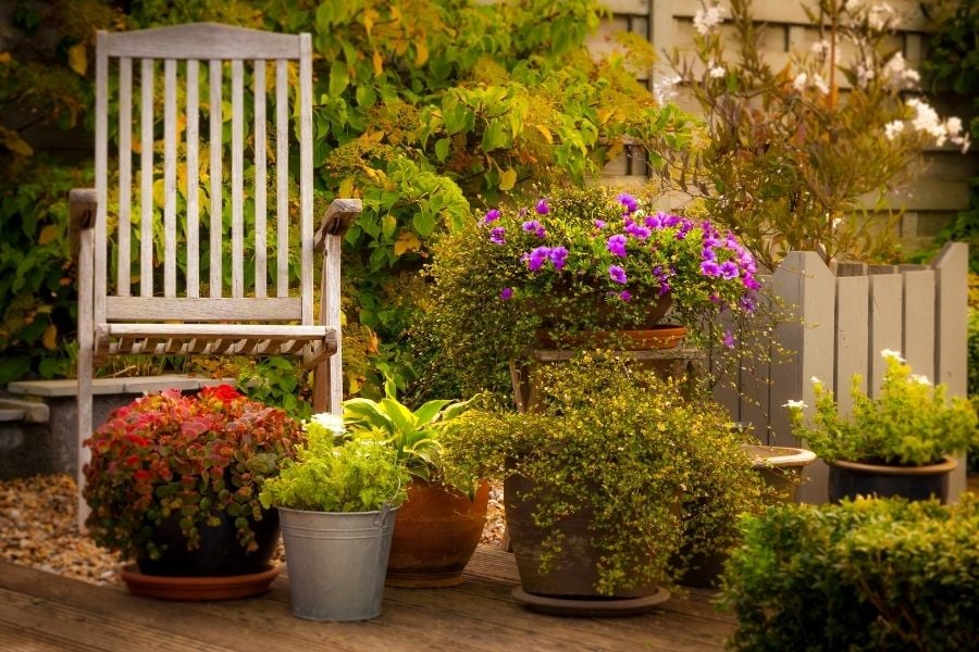 using flower pots in landscaping 18